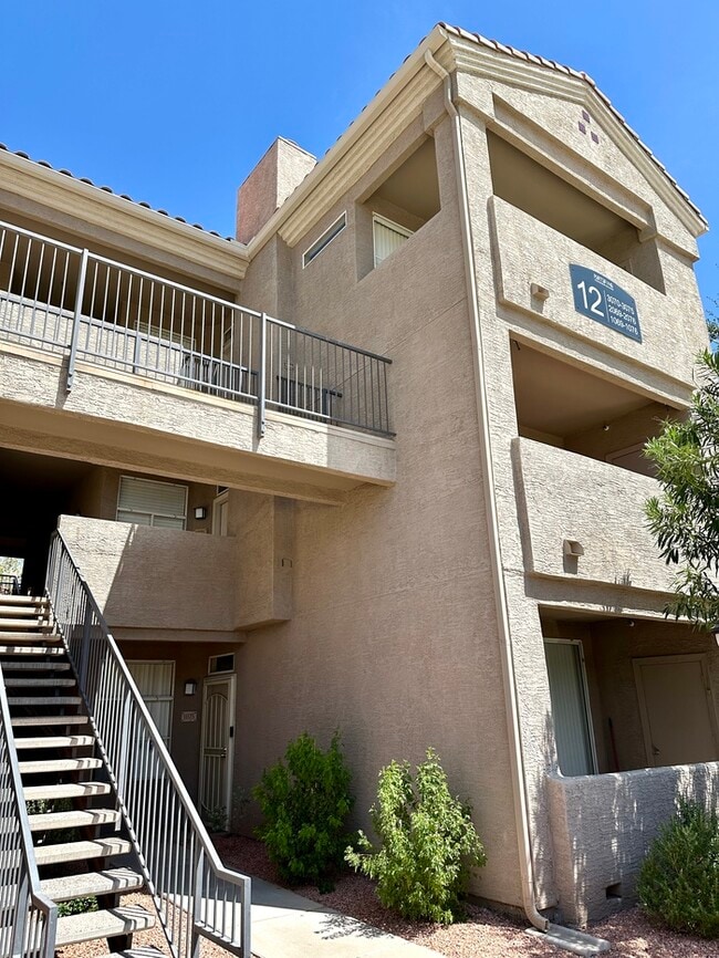 Building Photo - Stunning and spacious Portofino condo at Lakewood.