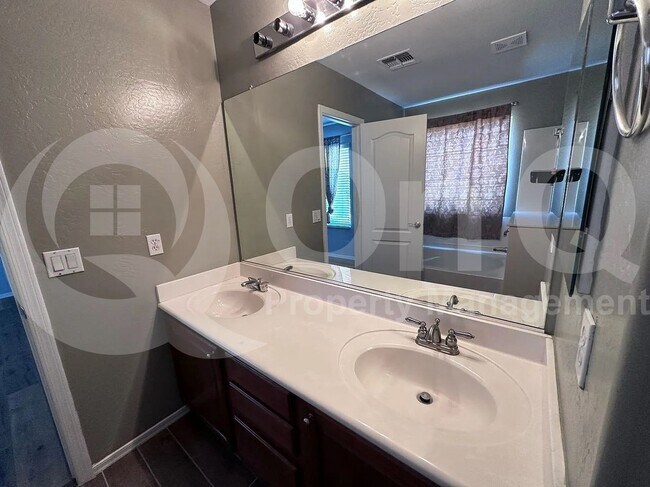 Building Photo - 6521 S Emerald Dr