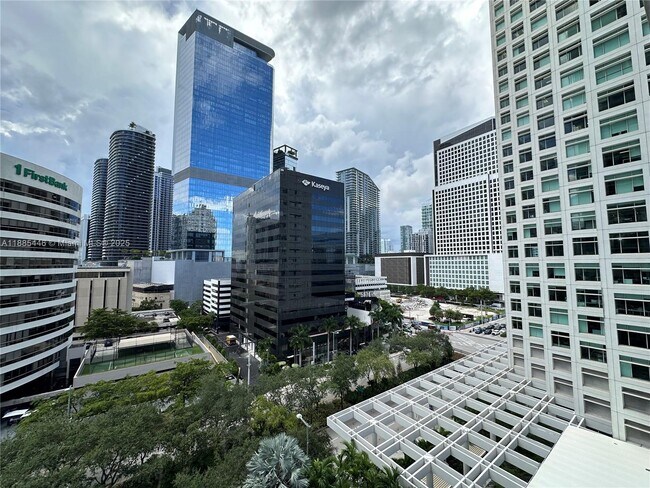 Building Photo - 950 Brickell Bay Dr
