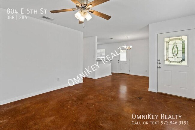 Building Photo - 804 E 5th St