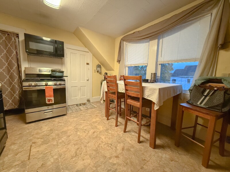 Building Photo - 173 Elm St