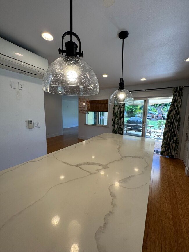 Building Photo - Newly Renovated 3/3 Home in Waialua