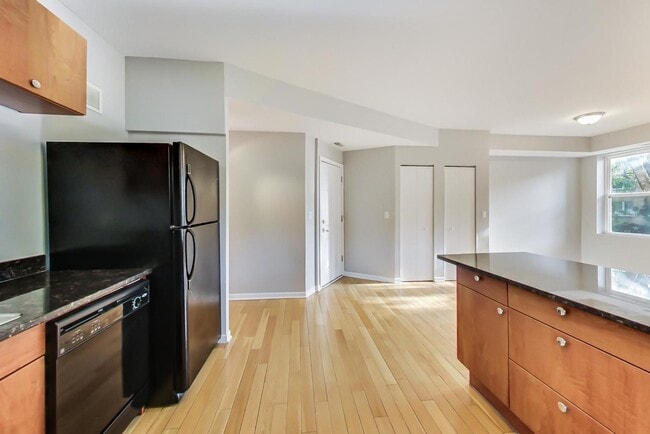 Building Photo - Gorgeous 2 Bed, Plus Sunroom/Office, 1 Bat...