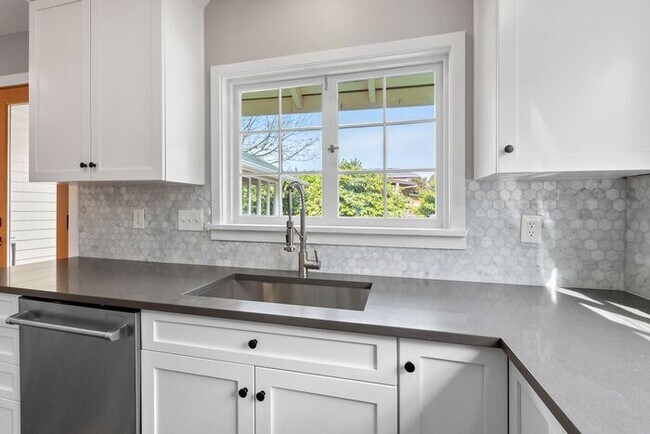 Building Photo - Sunny Air Conditioned Mercer Island Charmer!