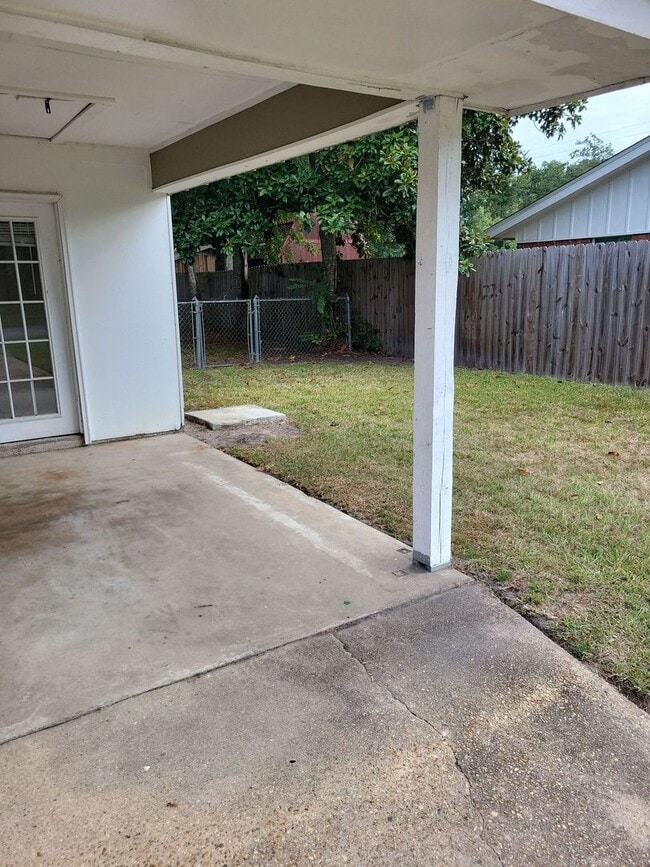 Building Photo - 3 BD 1.5 BA Ocean Springs Rental in the Go...