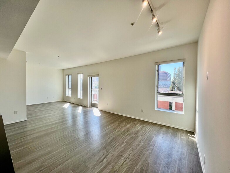 1Bed 1Bath 718 SF - Bixel at Fifth