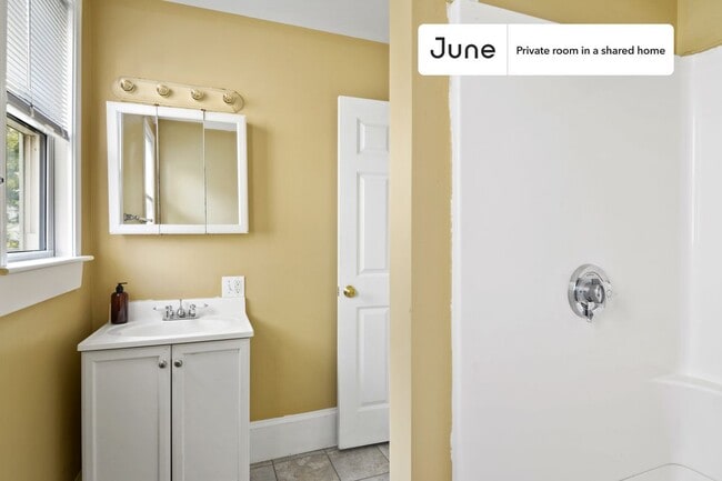 Building Photo - Room in Shared 6 bed/2 bath home