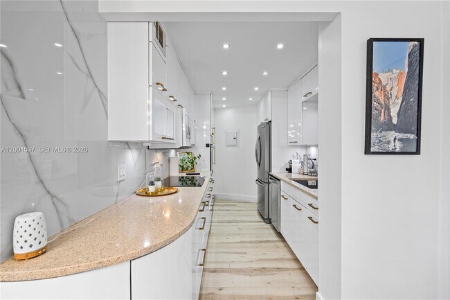 Building Photo - 1881 Washington Ave