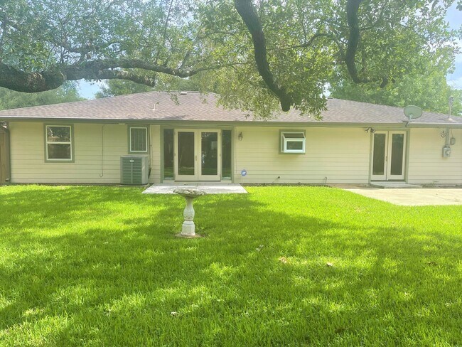 Building Photo - 4750 Hummingbird St