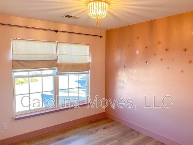 Building Photo - 11 Derry Ln