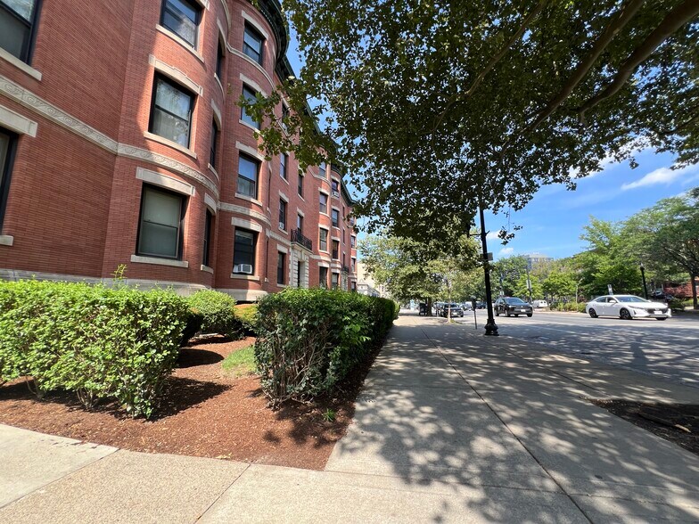 Building Photo - 1064 Beacon St