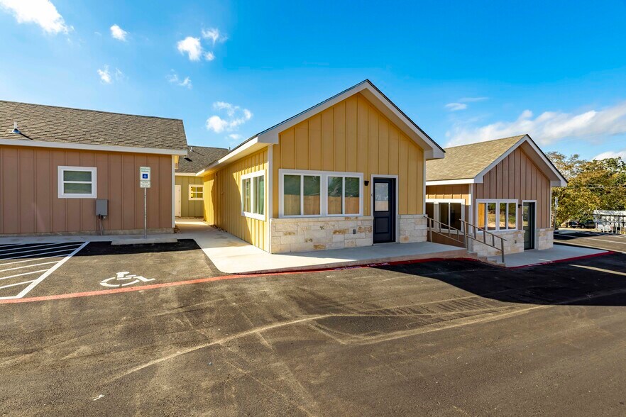 Building Photo - 705 Fifth St