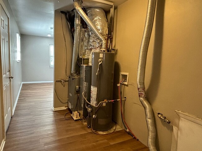 Building Photo - 4 Bed, 1.5 Bath Pet-Friendly Home with Fully Fenced Backyard