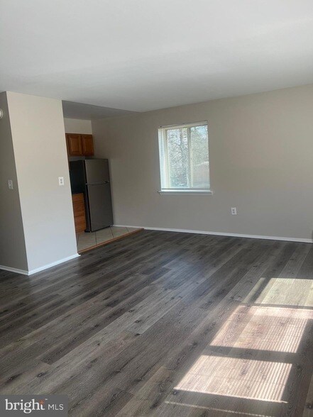 Building Photo - 2330 Glendale Terrace