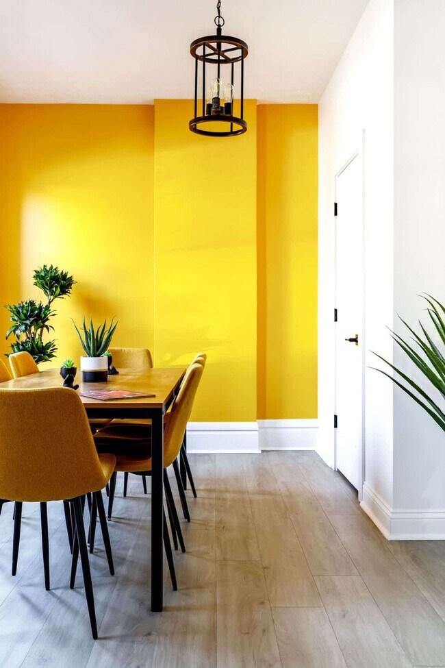 Building Photo - 313 W 4th Ave