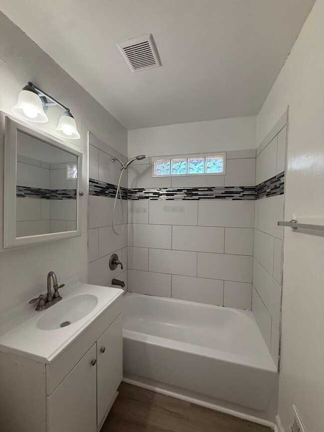 Building Photo - 4 bed 1 bath