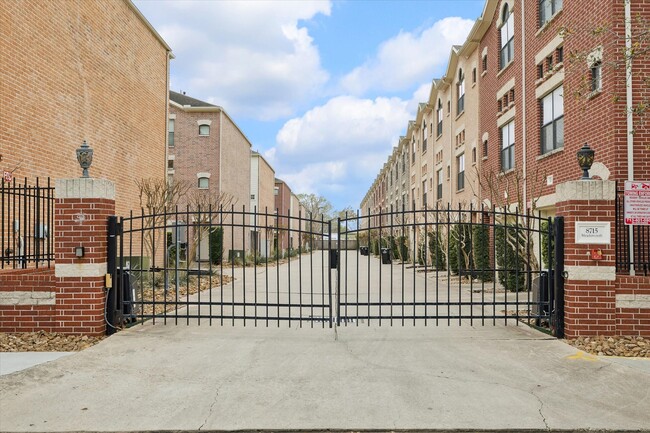 Building Photo - 8715 Meadowcroft Dr