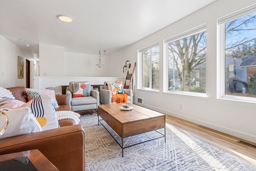 Building Photo - 705 24th Ave