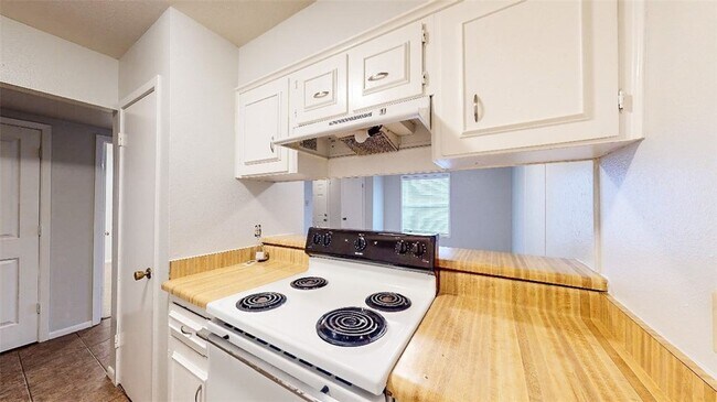 Building Photo - 1326 Airline Dr