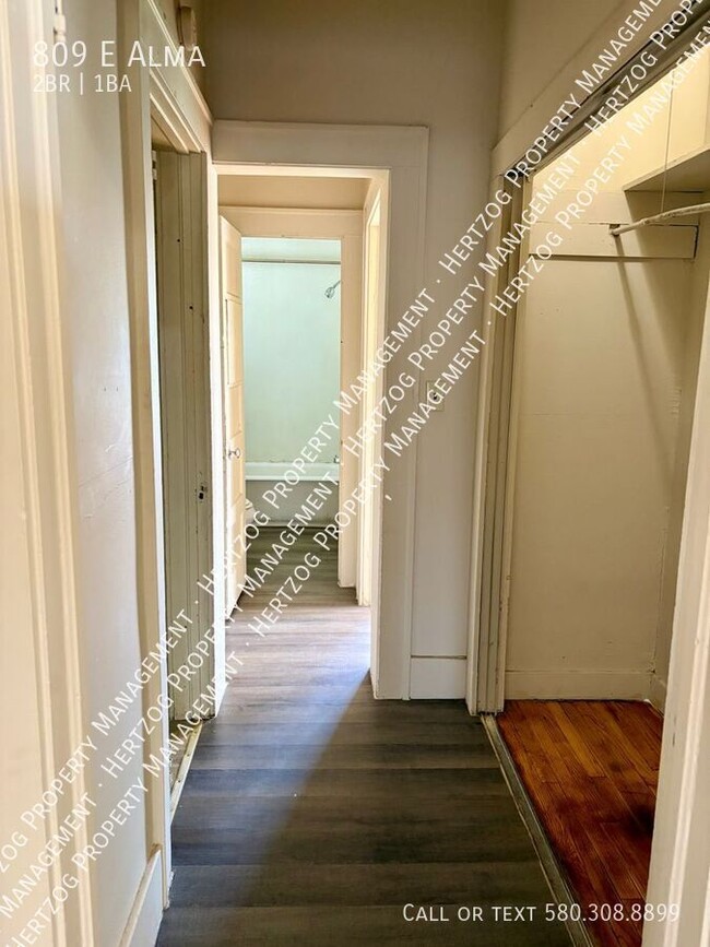 Building Photo - 809 E Alma-