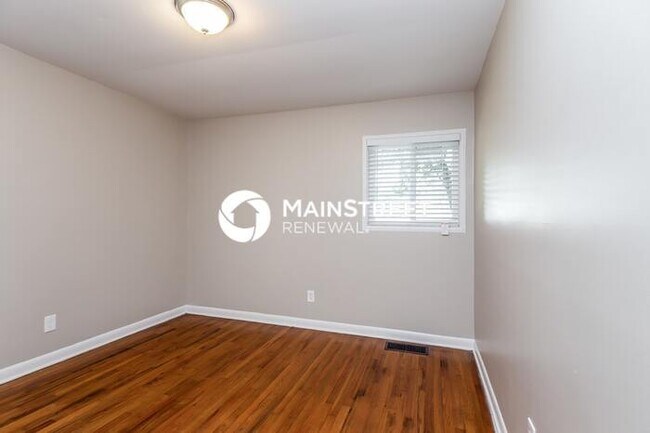 Building Photo - 3 Bedroom Pet-Friendly Home in Forest Park...
