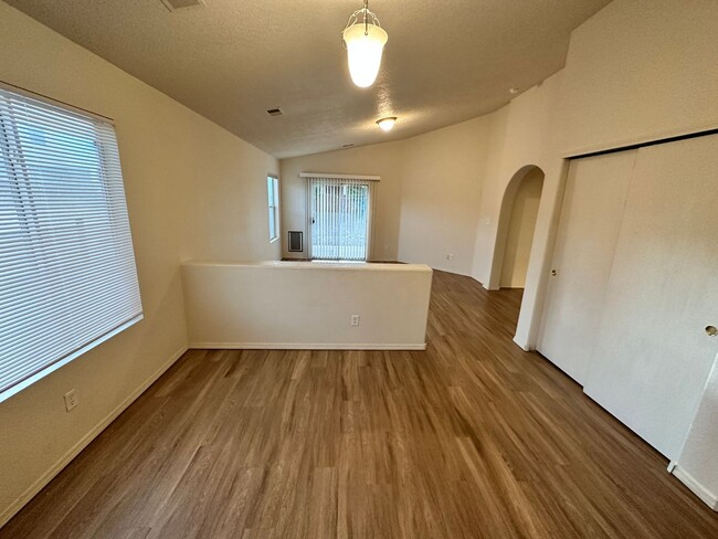 Building Photo - 4 bed 2 bath home in Huning Ranch