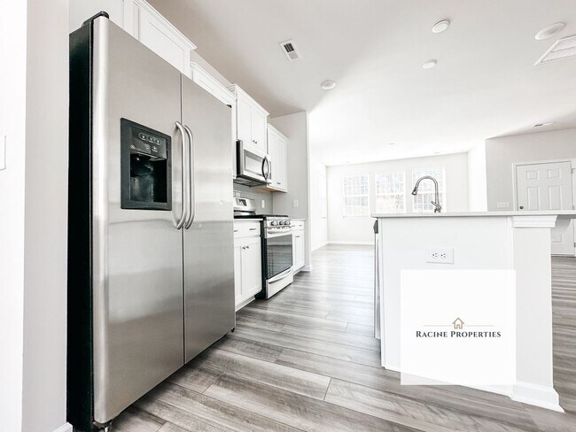 Building Photo - Beautiful new townhome available in Travelers Rest