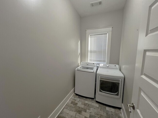 Building Photo - 897 S Cox St