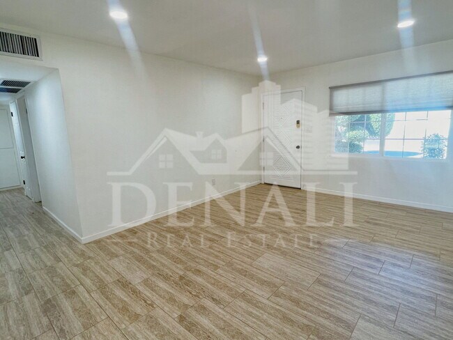 Building Photo - 2401 E Meadowbrook Ave