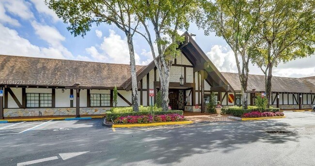 Building Photo - 3670 Inverrary Dr