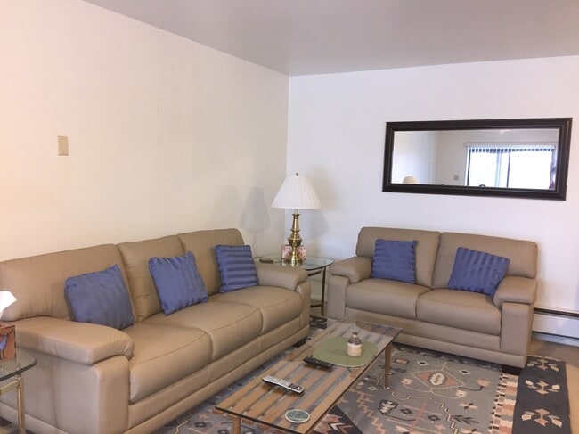 Building Photo - 340 Rim Rd