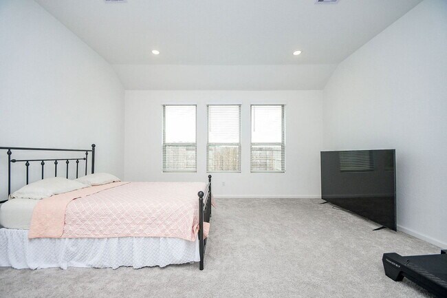 Building Photo - 28722 Mount Bonnell Dr