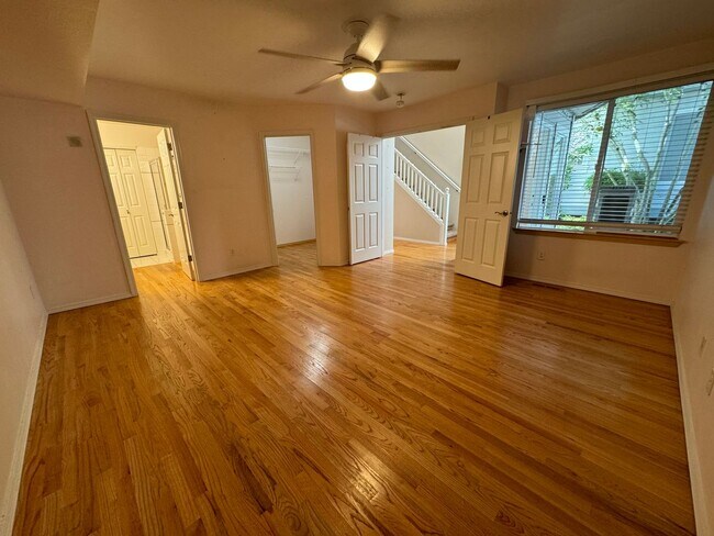 Building Photo - Beautiful 3 bedroom, 2.5 bathroom home in ...