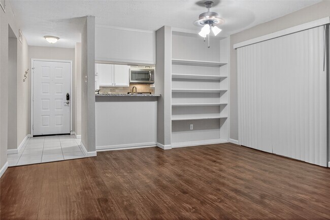 Primary Photo - 10555 Turtlewood Ct