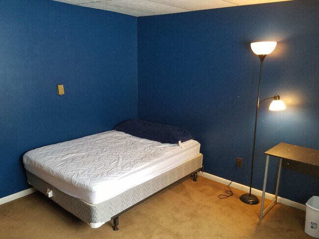 Building Photo - 118 Main St