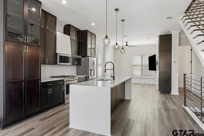 Building Photo - 522 W Erwin St