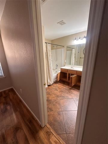 Building Photo - 809 Essex Dr