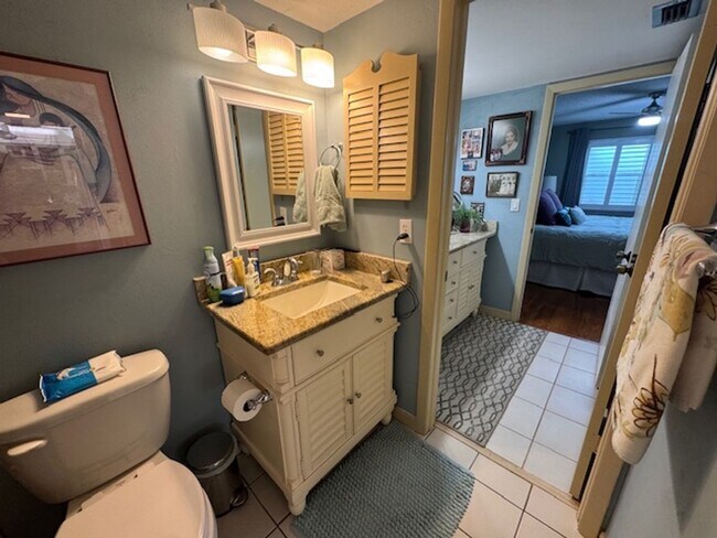 Building Photo - One Bedroom One Bath Seven Lakes Condo