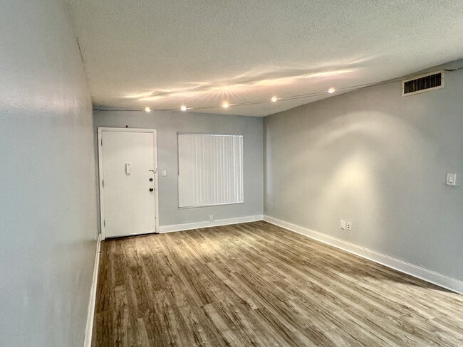 Building Photo - 825 N Primrose Dr