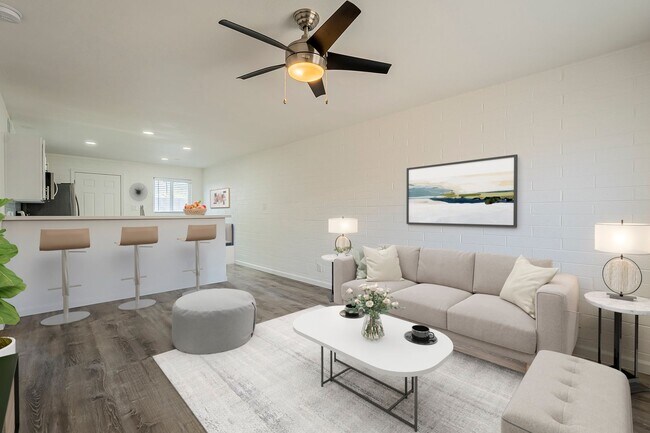 Building Photo - Fully remodeled Casita style apartment hom...