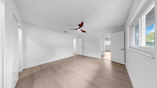 Building Photo - 2401 Roberta Ln