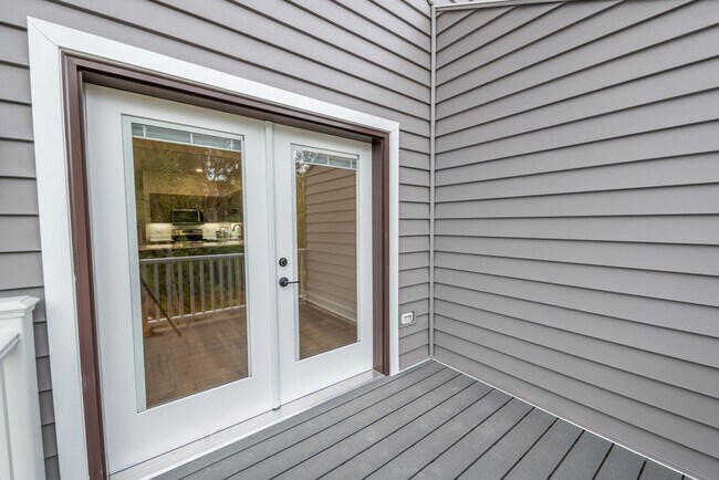 Building Photo - 3 Bed / 2.5 Bath Townhome w/Deck, Walkout Finished Basement, 9' Ceilings, Quartz Tops, Stainless ...