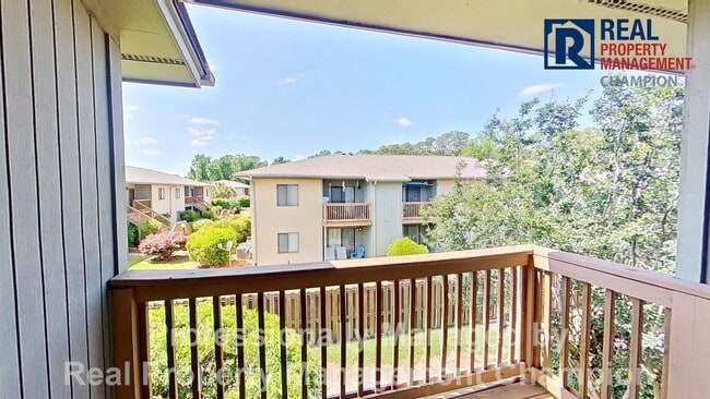 Building Photo - Beautiful Upper-Level Condo with Convenient Mid-Town Location