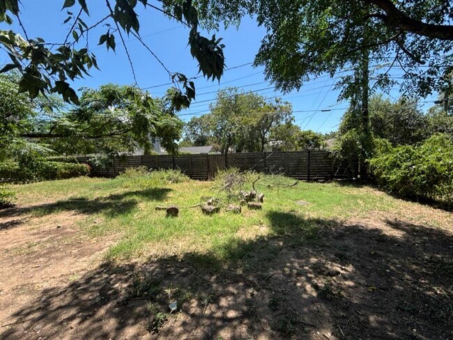 Building Photo - 1603 E 12th St