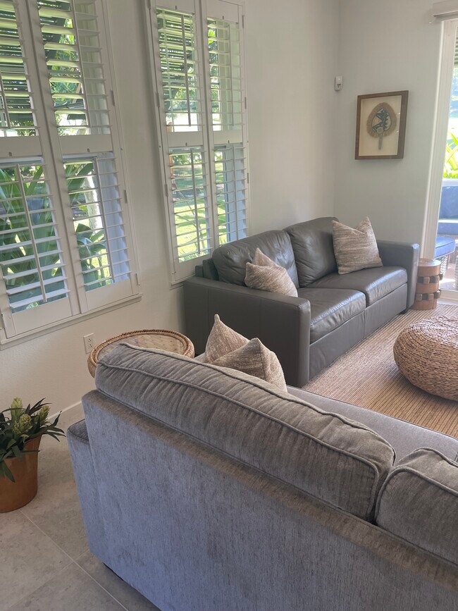 Building Photo - 1102-1102 Olani St