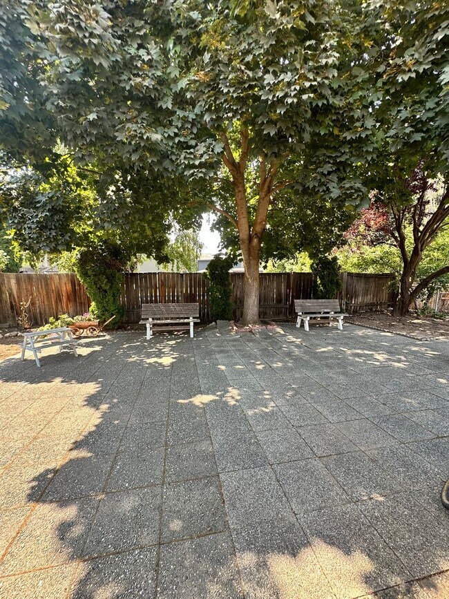 Building Photo - Beautifully Remodeled 3 Bedroom, 2 Bathroom Home – Move-In Ready!