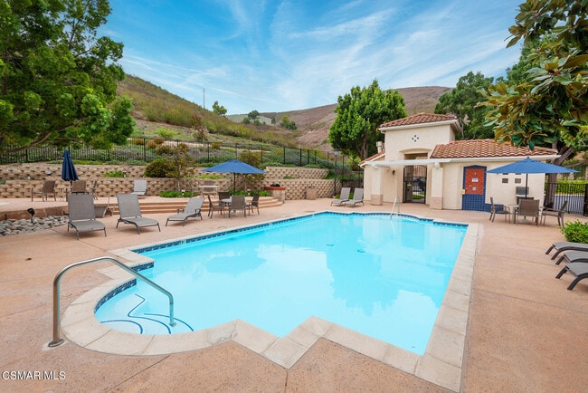 Building Photo - 375 Avenida De Royale