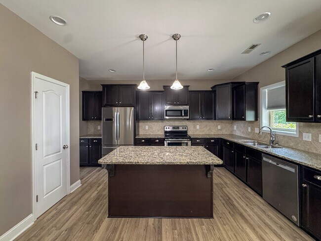 Building Photo - Gorgeous 4 Bed 2.5 Bath Home in West Gate