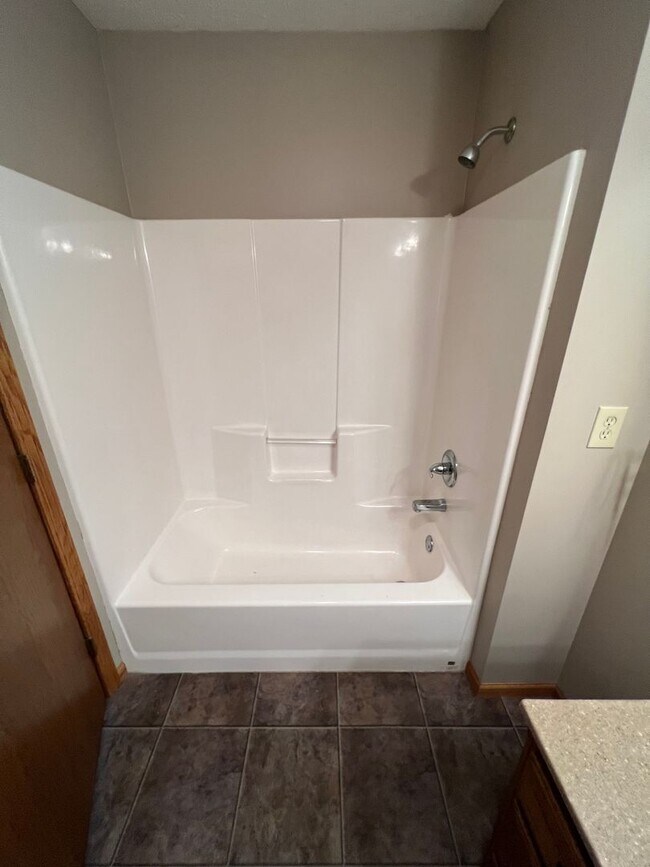 Building Photo - 727 W 8th St