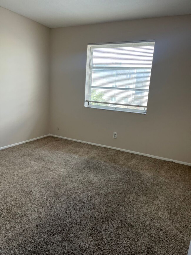 Building Photo - Nice 2 Bed 1 Bath, Unit Located in Quiet S...